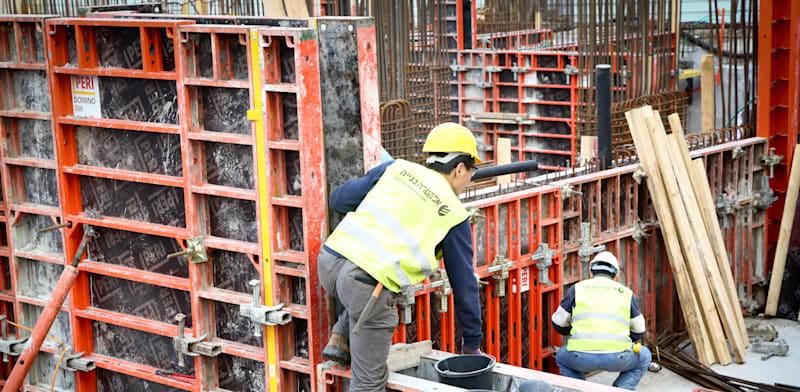 פועל באתר בנייה / צילום: שלומי יוסף