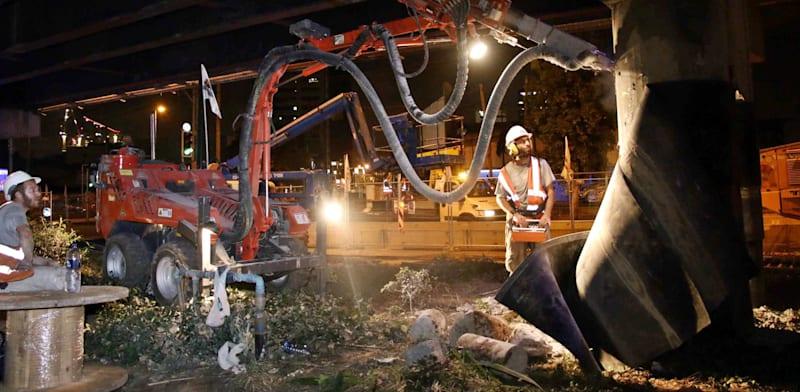 ההכנות לפיצוץ גשר מעריב לפני כעשור / צילום: אמיר מאירי