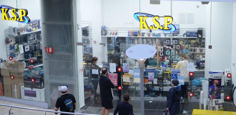 סניף של רשת KSP / צילום: איל יצהר