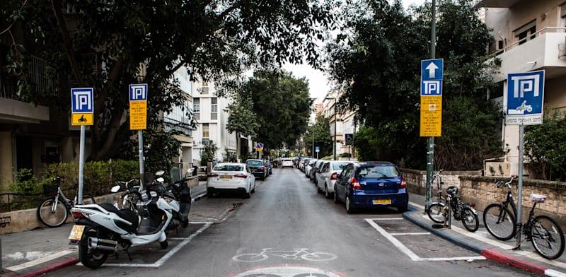 תמרור האטה על כביש עירוני בתל אביב / צילום: שלומי יוסף