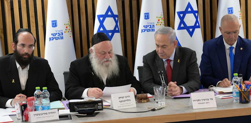ראש הממשלה נתניהו ושר השיכון לשעבר גולדקנופף. המחסור בכוח אדם עצום / צילום: עמוס בן גרשום, לע''מ