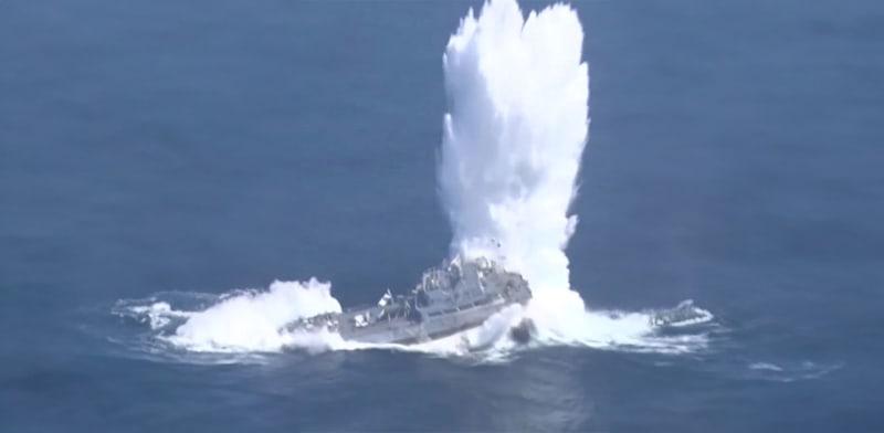 פגיעת טורפדו בנחתת בעת הניסוי שנערך בסין / צילום: CGTN Europe