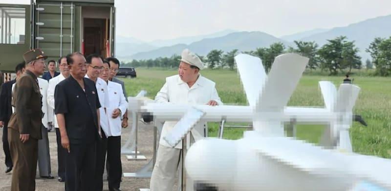 קים ג'ונג־און בוחן את המל''טים החדשים / צילום: קוריאה הצפונית