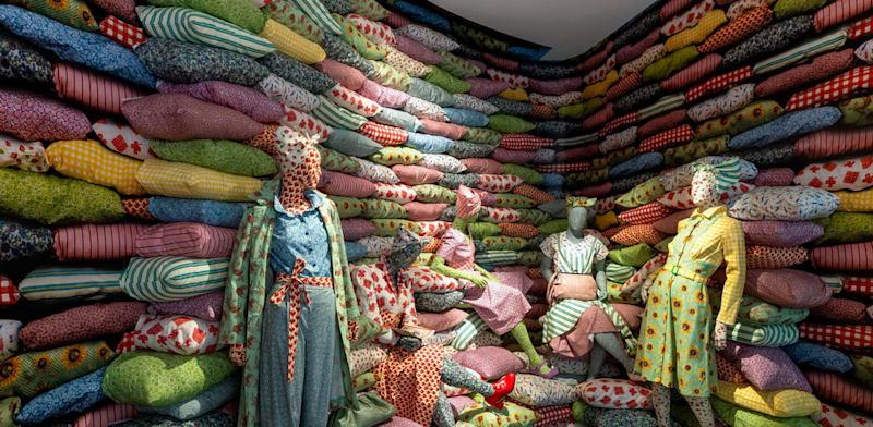 מתוך ''גיבורות'', מוזיאון העיצוב חולון. בגדים נתפרו משקי כותנה שהכילו קמח או תירס, והיצרנים החלו לשווק שקים בשלל דוגמאות / צילום: אלעד שריג