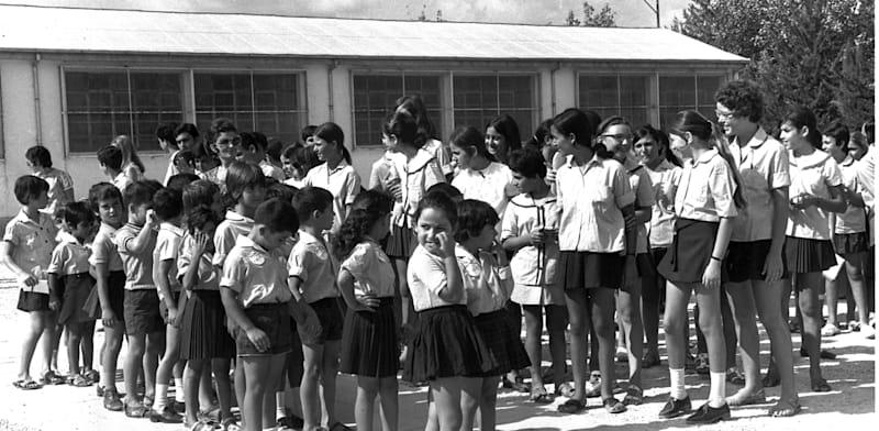 תלמידי כיתה ח' מקבלים את פניהם של תלמידי כיתה א' ביום הראשון ללימודים, לוד, 1970 / צילום: MILNER MOSHE