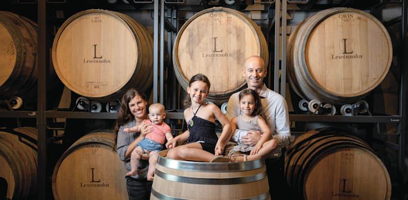 עידו לוינסון ומשפחתו ביקב. רב יכולות / צילום: דניאל לילה