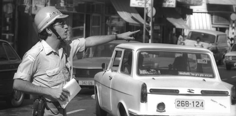 פקח מכוון תנועה בתל אביב, 1975. הצביון הכלכלי השתנה בתוך שנים ספורות / צילום: יעקב סער לע''מ