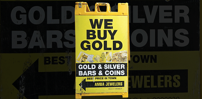 שלט של חנות שקונה זהב וכסף בניו יורק / צילום: Reuters, Anthony Behar