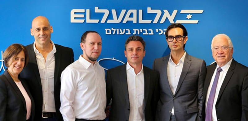 בכירי החברות בהכרזה על העסקה. מימין: עמיקם בן צבי, יו''ר אל על; עידן וולס, מנכ''ל קבוצת דלק; איתמר פורמן, מנכ''ל ישראכרט; משה מורגנשטרן, מנכ''ל הנוסע המתמיד; ליאור רביב, המשנה למנכ''ל ישראכרט; ותמר יסעור, יו''ר ישראכרט / צילום: יוגב ברגר