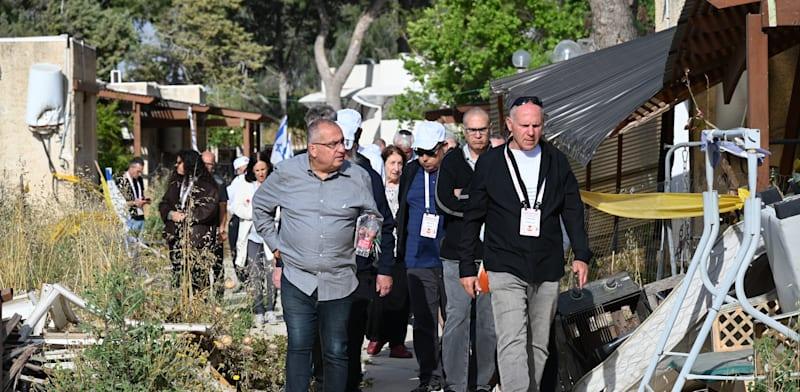 סיור בכפר עזה במסגרת ועידת הדרום לעסקים של גלובס, בהובלת איש התקשורת שמעון אלקבץ / צילום: תמר מצפי