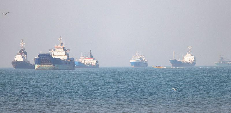 אוניות תקועות במצר הורמוז / צילום: Reuters, Amirhosein Khorgooi/ISNA/WANA אוניות תקועות במצר הורמוז / צילום: Reuters, Amirhosein Khorgooi/ISNA/WANA