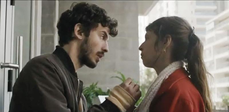 סצנה מהסרט ''נדל''ן סיפור אהבה''. בני זוג שחצויים בנושא הדיור / צילום: צילום מסך מיוטיוב סצנה מהסרט ''נדל''ן סיפור אהבה''. בני זוג שחצויים בנושא הדיור / צילום: צילום מסך מיוטיוב
