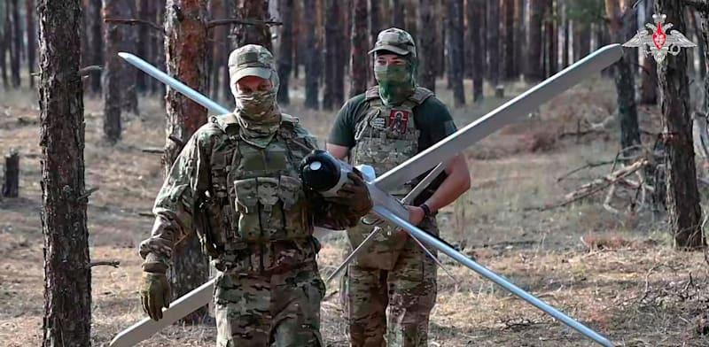 חיילים רוסים עם כטב''ם לנסט, אשתקד / צילום: ap, Russian Defense Ministry Press Service