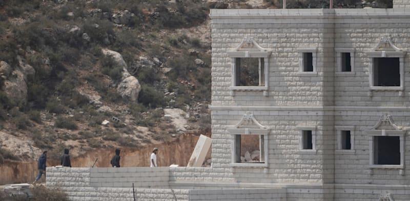 הפורעים בתוך הבית בקוסרה / צילום: ap