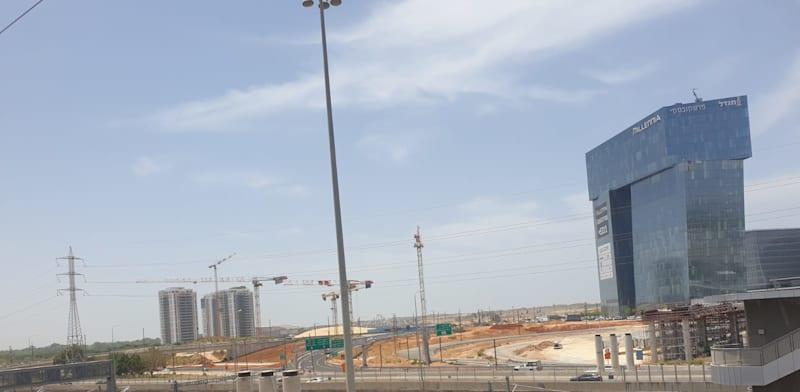 העבודות על הגשר בנתיבי איילון שמוביל למתחם האלף / צילום: אסף זגריזק העבודות על הגשר בנתיבי איילון שמוביל למתחם האלף / צילום: אסף זגריזק