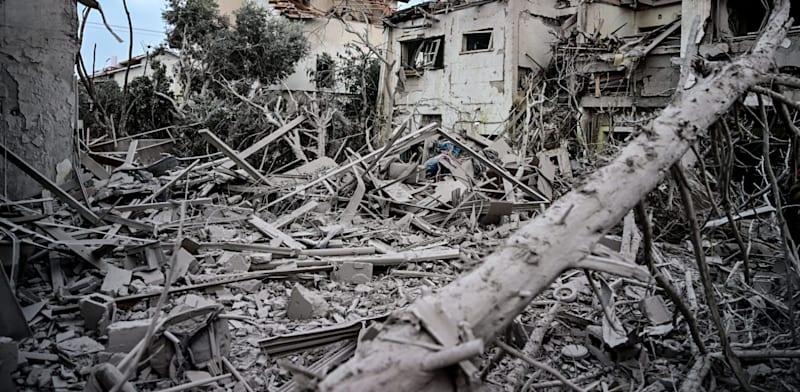 נזק כבד במרכז הארץ בעקבות פגיעת טיל איראני / צילום: כבאות והצלה לישראל נזק כבד במרכז הארץ בעקבות פגיעת טיל איראני / צילום: כבאות והצלה לישראל