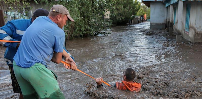 צ'כיה, הסערה הפכה להצפה בערים רבות / צילום: Reuters, INQUAM PHOTOS/George Calin צ'כיה, הסערה הפכה להצפה בערים רבות / צילום: Reuters, INQUAM PHOTOS/George Calin