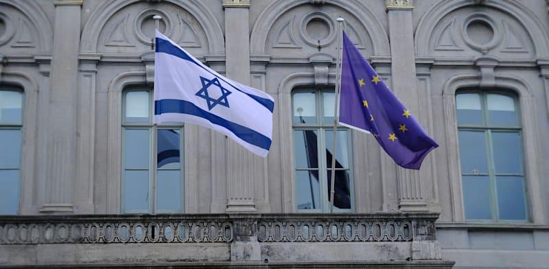 דגל ישראל מונף לצד דגל האיחוד האירופי בבניין הפרלמנט בבריסל / צילום: Shutterstock דגל ישראל מונף לצד דגל האיחוד האירופי בבניין הפרלמנט בבריסל / צילום: Shutterstock