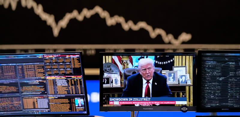 מלחמת הסחר של טראמפ משפיעה לשלילה על השווקים / צילום: ap, Michael Probst מלחמת הסחר של טראמפ משפיעה לשלילה על השווקים / צילום: ap, Michael Probst