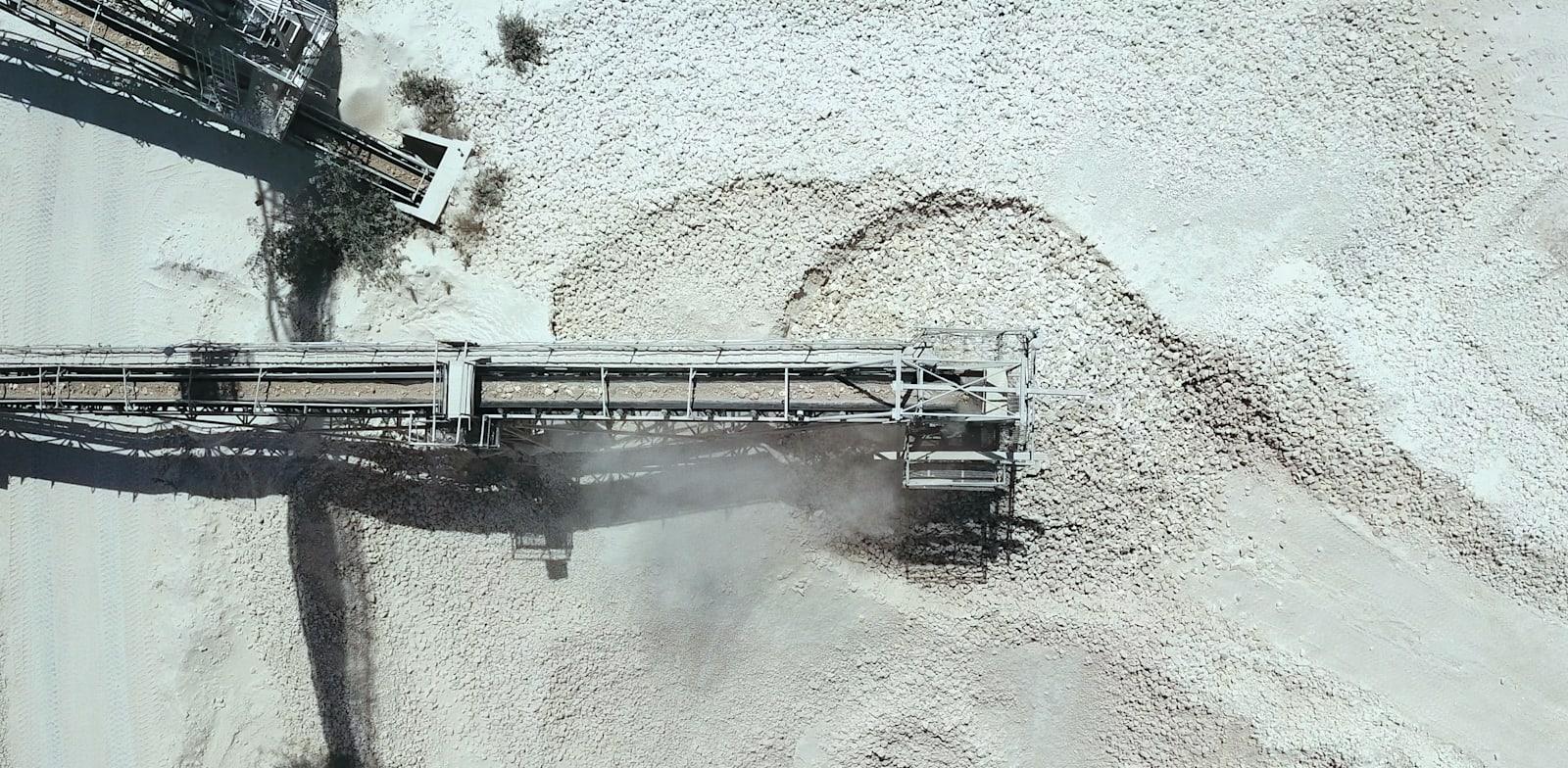 המדינה מאפשרת יבוא הולך וגובר של חומרי מחצבה ממחצבות פלסטיניות / צילום: Shutterstock המדינה מאפשרת יבוא הולך וגובר של חומרי מחצבה ממחצבות פלסטיניות / צילום: Shutterstock