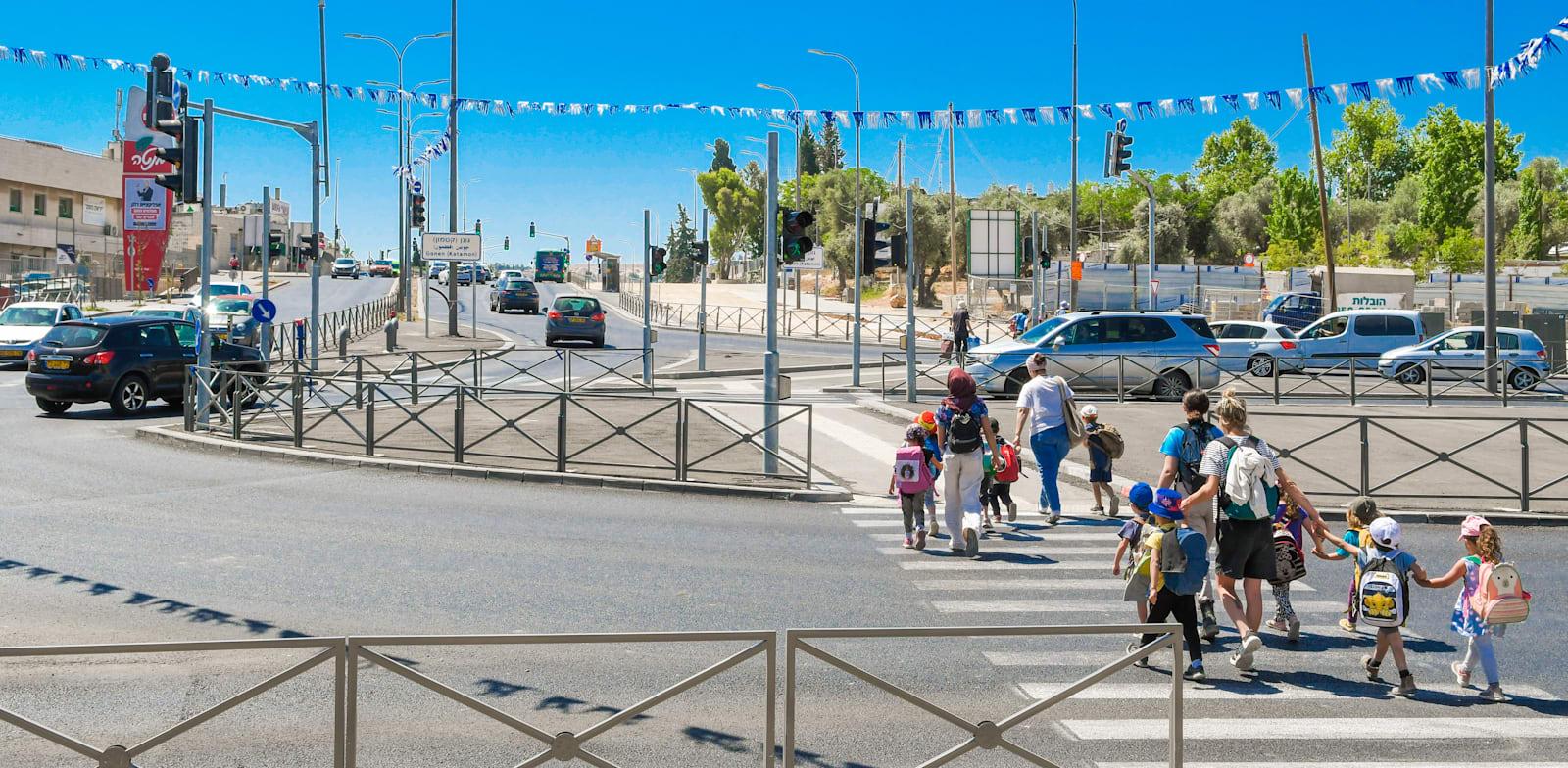 ילדים חוצים את הכביש בירושלים. יצאו מהבית באוגוסט? / צילום: רפי קוץ ילדים חוצים את הכביש בירושלים. יצאו מהבית באוגוסט? / צילום: רפי קוץ