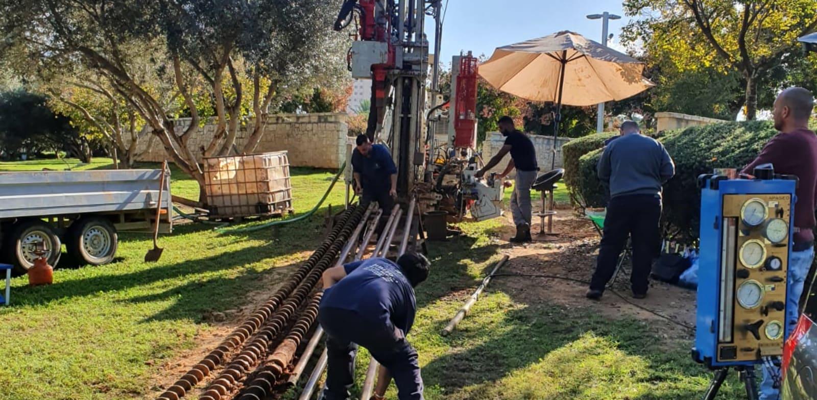 קידוח ניסוי של המטרו בחולון / צילום: אלידור חדד קידוח ניסוי של המטרו בחולון / צילום: אלידור חדד