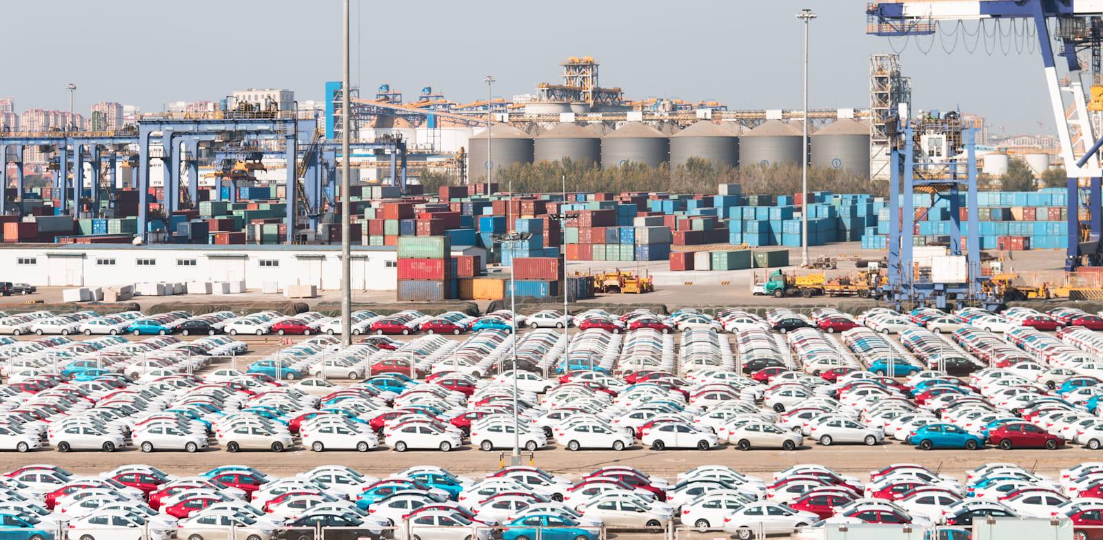 מכוניות חדשות מחכות ליצוא בנמל ינטאי, סין / צילום: Shutterstock מכוניות חדשות מחכות ליצוא בנמל ינטאי, סין / צילום: Shutterstock