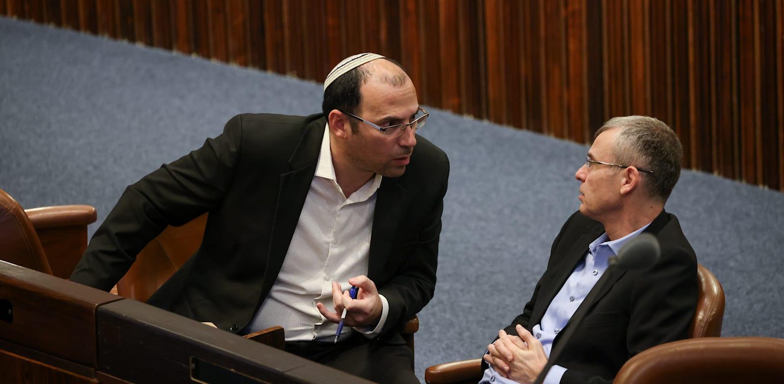 שר המשפטים יריב לוין וח''כ שמחה רוטמן / צילום: נועם מושקוביץ', דוברות הכנסת שר המשפטים יריב לוין וח''כ שמחה רוטמן / צילום: נועם מושקוביץ', דוברות הכנסת