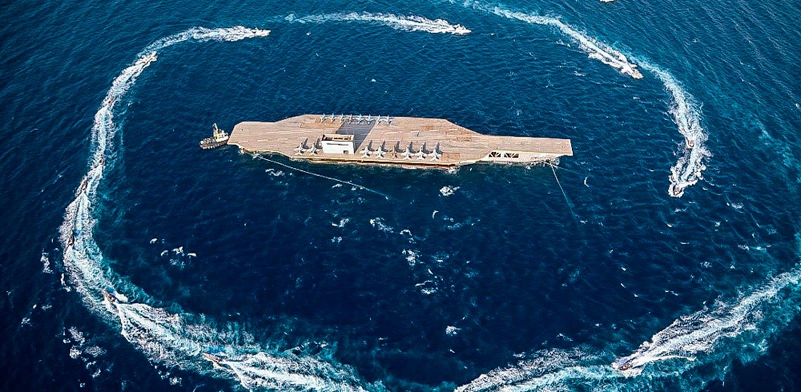 סירות חיל הים של משמרות המהפכה בתרגיל איגוף ספינה אמריקאית במצר הורמוז / צילום: ap, Sepahnews סירות חיל הים של משמרות המהפכה בתרגיל איגוף ספינה אמריקאית במצר הורמוז / צילום: ap, Sepahnews