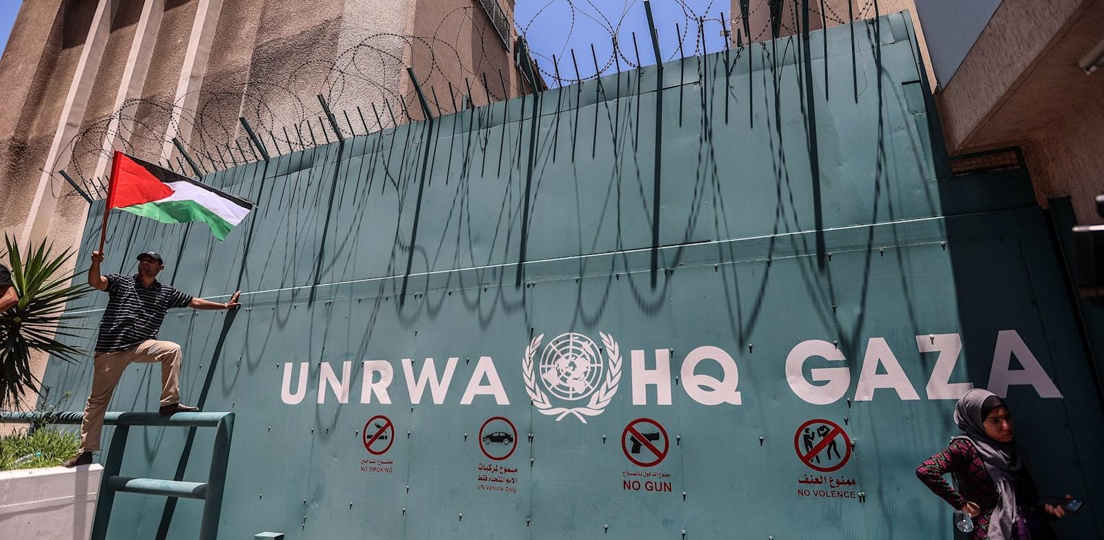 פלסטינים מחוץ למטה אונר''א בעזה / צילום: Shutterstock, Anas-Mohammed פלסטינים מחוץ למטה אונר''א בעזה / צילום: Shutterstock, Anas-Mohammed