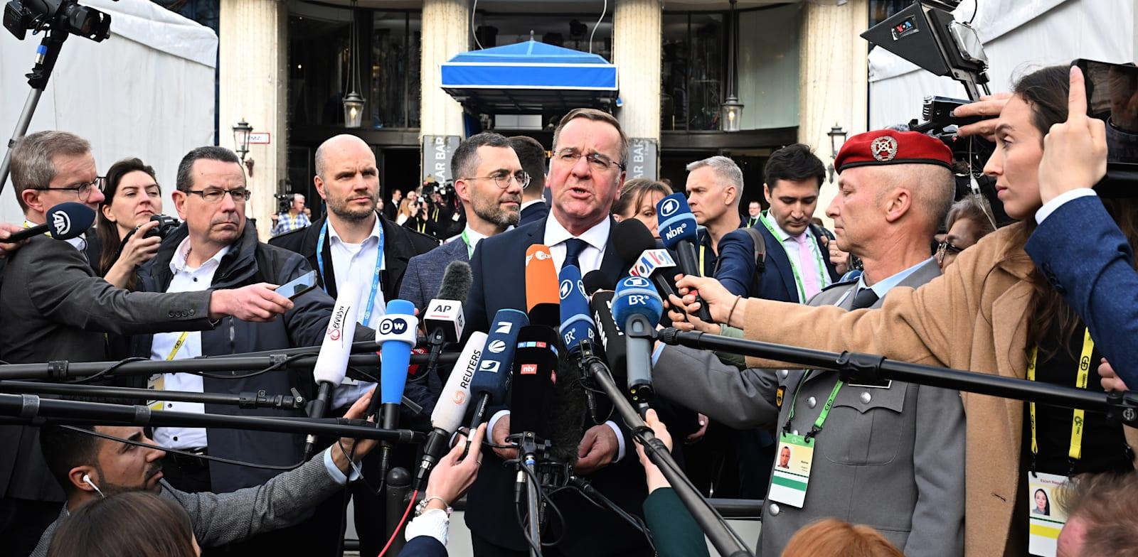 בוריס פיסטוריוס, שר ההגנה של גרמניה, בפתח הוועידה / צילום: Reuters, Felix Hörhager בוריס פיסטוריוס, שר ההגנה של גרמניה, בפתח הוועידה / צילום: Reuters, Felix Hörhager