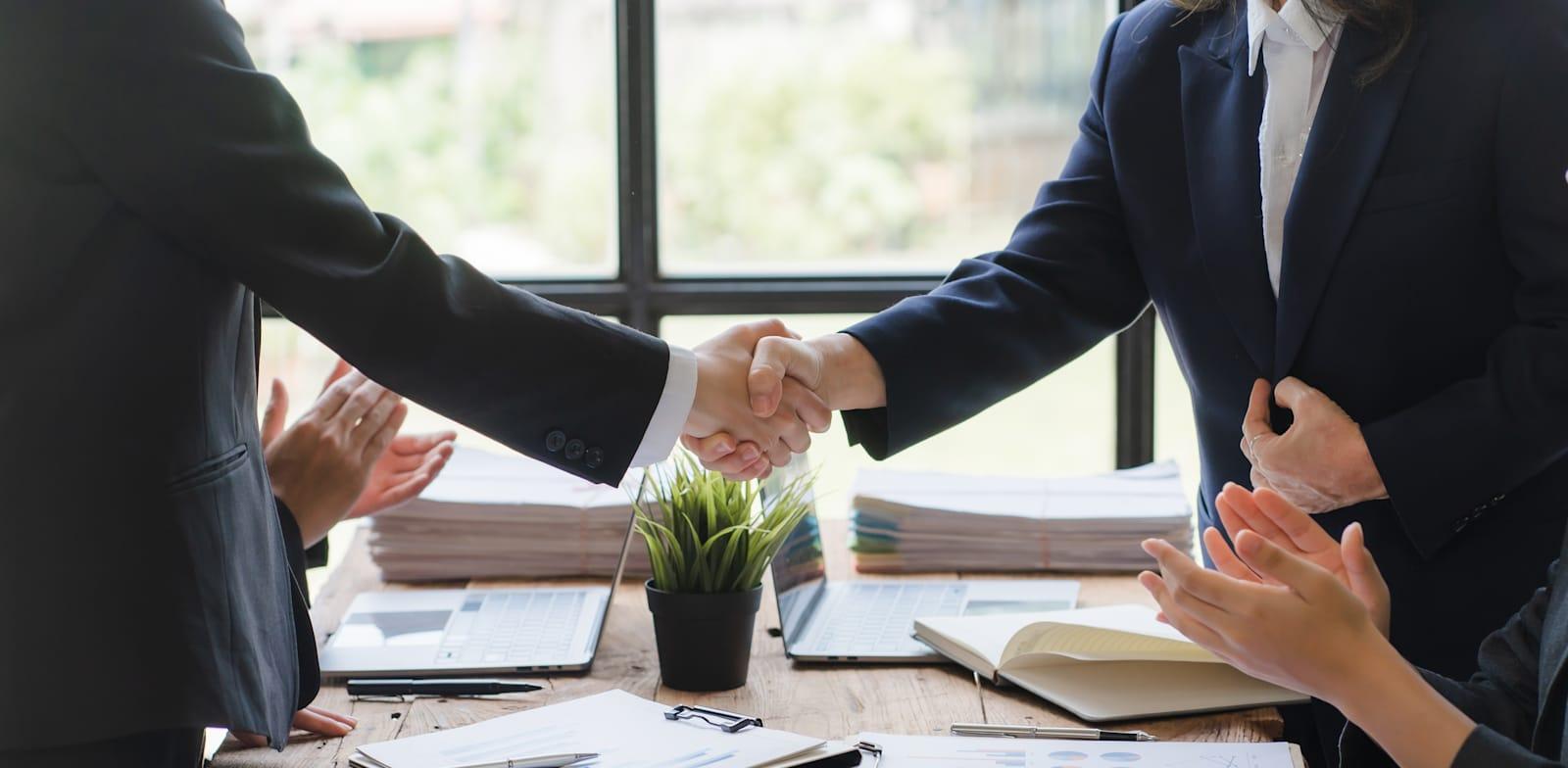 העליון קבע כי מתווכים בעסקה בין לקוח בחו''ל ללקוח בארץ אינם זכאים למע''מ אפס / צילום: Shutterstock העליון קבע כי מתווכים בעסקה בין לקוח בחו''ל ללקוח בארץ אינם זכאים למע''מ אפס / צילום: Shutterstock