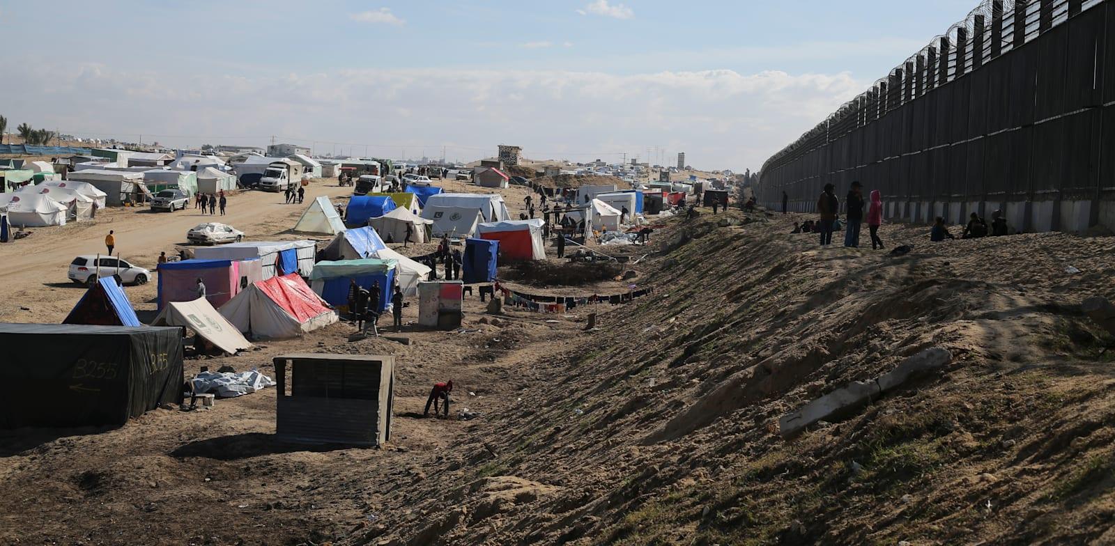 פליטים עזתים ברפיח בסמוך לגבול עם סיני / צילום: ap, Hatem Ali פליטים עזתים ברפיח בסמוך לגבול עם סיני / צילום: ap, Hatem Ali