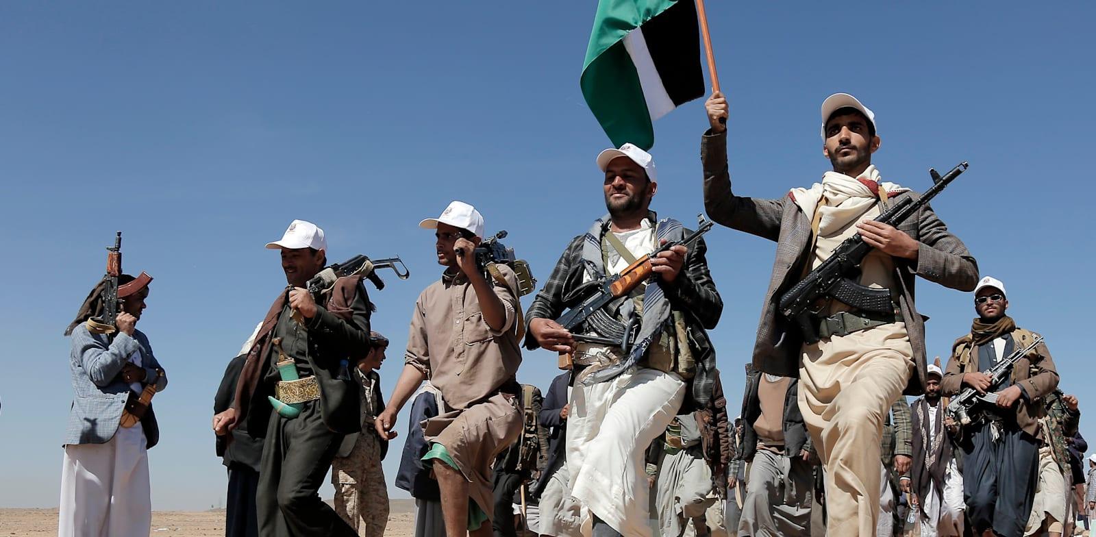 תהלוכה של החות'ים בתימן. פגעו בכבלי תקשורת ימיים שעלולים להשפיע גם על ישראל / צילום: ap תהלוכה של החות'ים בתימן. פגעו בכבלי תקשורת ימיים שעלולים להשפיע גם על ישראל / צילום: ap