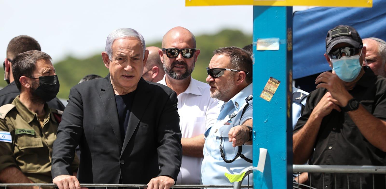 המפכ''ל קובי שבתאי, השר אמיר אוחנה וראש הממשלה בנימין נתניהו בזירת האסון בהר מירון / צילום: Ronen Zvulun המפכ''ל קובי שבתאי, השר אמיר אוחנה וראש הממשלה בנימין נתניהו בזירת האסון בהר מירון / צילום: Ronen Zvulun