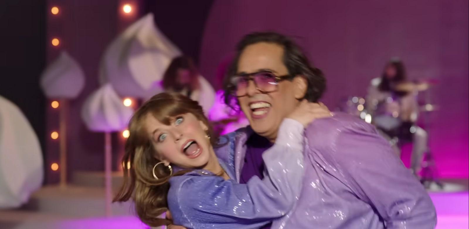 אילן פלד וגיה באר־גורביץ' בקמפיין מילקי של שטראוס / צילום: צילום מסך אילן פלד וגיה באר־גורביץ' בקמפיין מילקי של שטראוס / צילום: צילום מסך