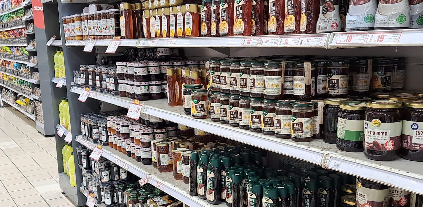 מדפי דבש בסופר / צילום: טלי בוגדנובסקי מדפי דבש בסופר / צילום: טלי בוגדנובסקי