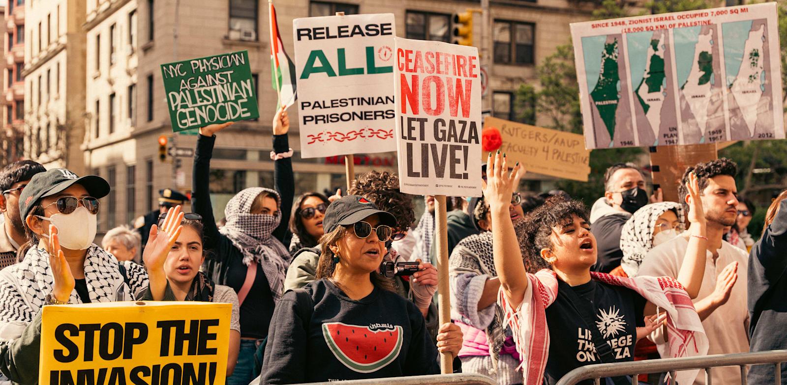 הפגנה פרו־פלסטינית באוניברסיטת קולומביה, אתמול (ש') / צילום: Reuters, Cristina Matuozzi הפגנה פרו־פלסטינית באוניברסיטת קולומביה, אתמול (ש') / צילום: Reuters, Cristina Matuozzi