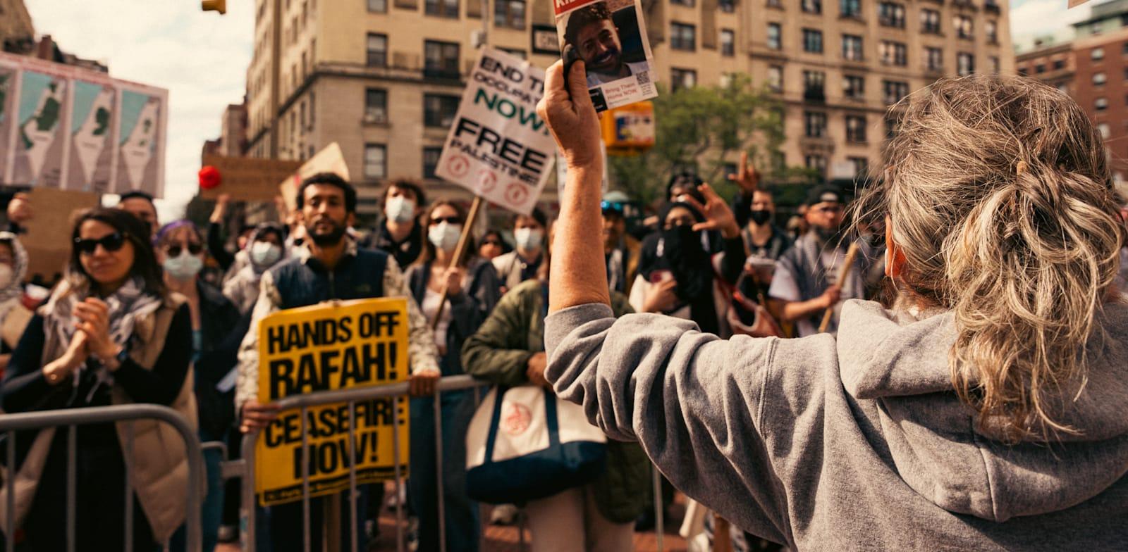 הפגנה מחוץ לאוניברסיטת קולומביה / צילום: Reuters, Cristina Matuozzi הפגנה מחוץ לאוניברסיטת קולומביה / צילום: Reuters, Cristina Matuozzi