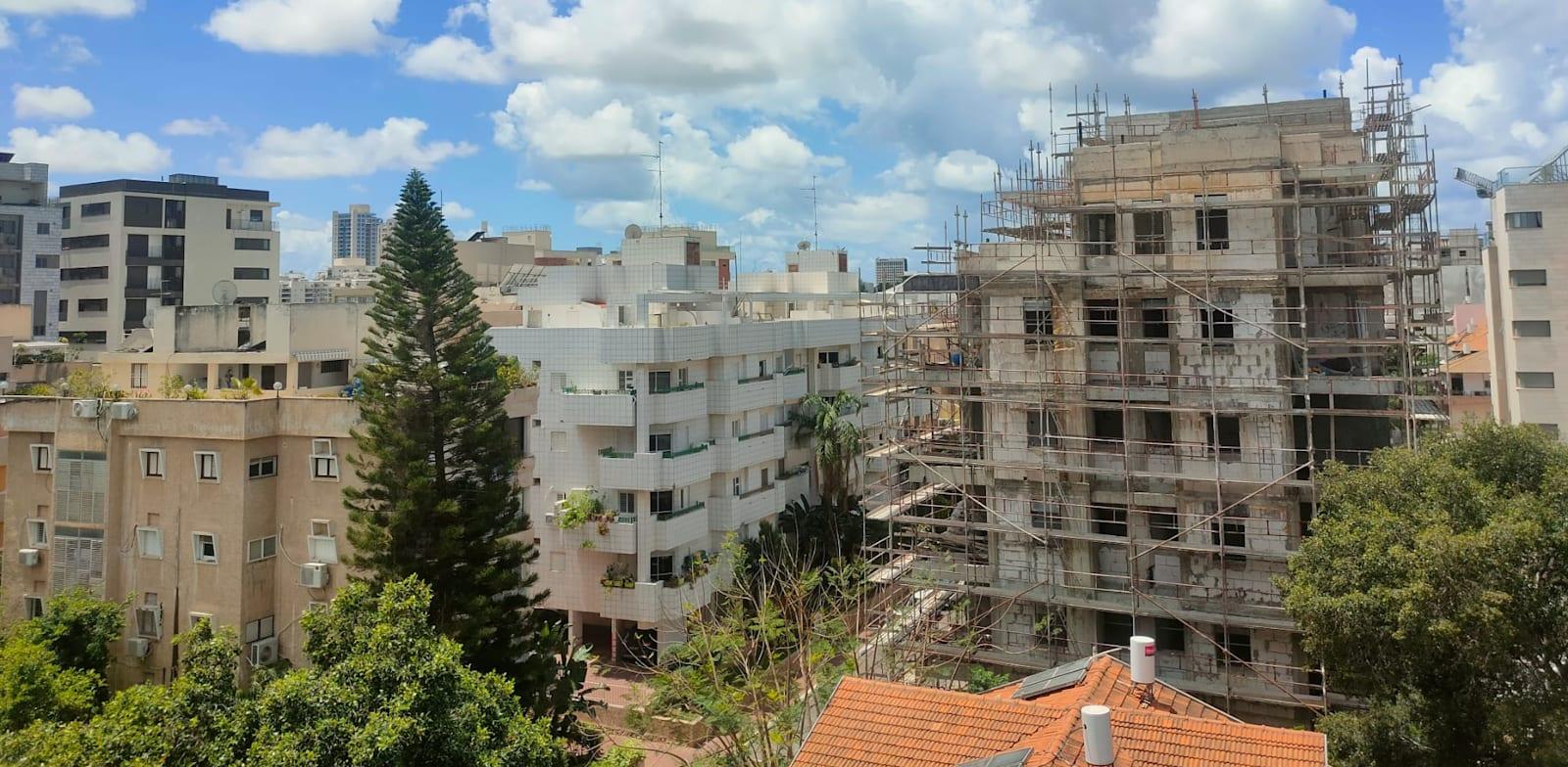 בנייה ברמת גן / צילום: פביו טרופה בנייה ברמת גן / צילום: פביו טרופה
