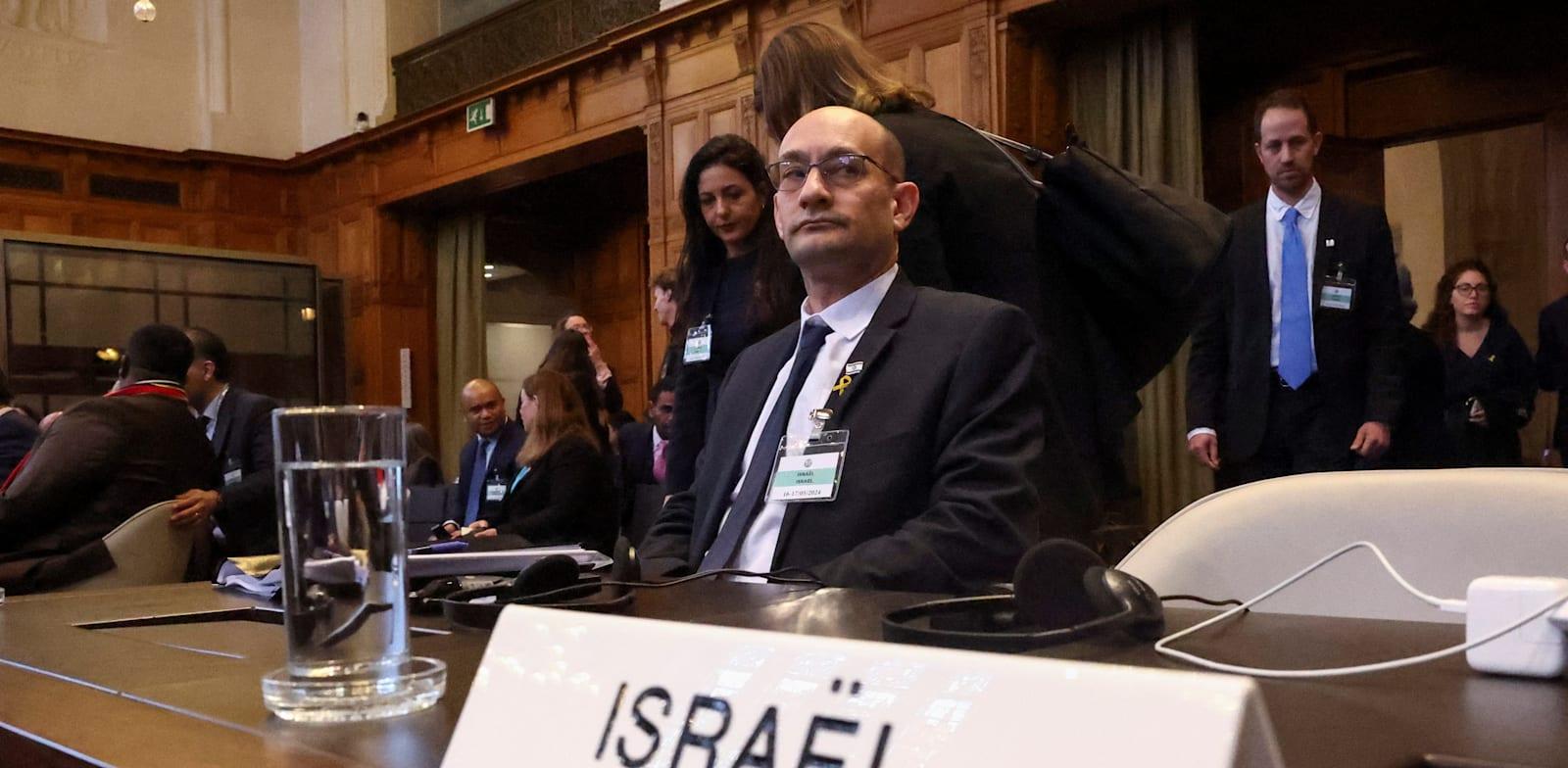 עו''ד ד''ר גיל-עד נועם במהלך הדיון בבית הדין הבינלאומי לצדק בהאג / צילום: Reuters, Yves Herman עו''ד ד''ר גיל-עד נועם במהלך הדיון בבית הדין הבינלאומי לצדק בהאג / צילום: Reuters, Yves Herman