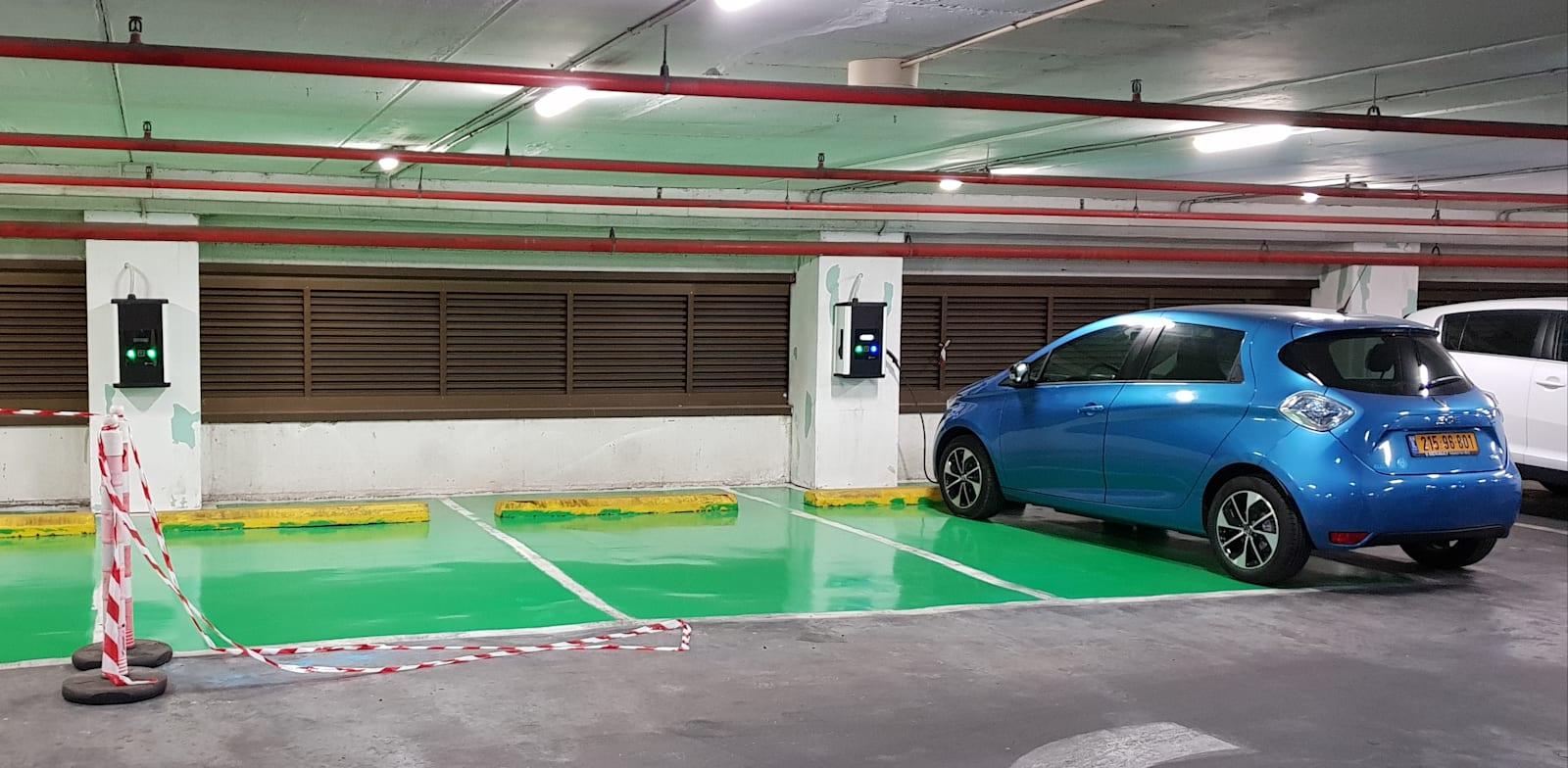 רכב חשמלי בהטענה / צילום: Shutterstock רכב חשמלי בהטענה / צילום: Shutterstock