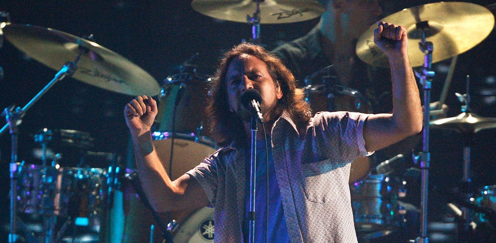 אדי ודר בהופעה. העיד בפני הקונגרס נגד טיקטמאסטר - וחזר לעבוד איתה / צילום: Reuters, Mario Anzuoni אדי ודר בהופעה. העיד בפני הקונגרס נגד טיקטמאסטר - וחזר לעבוד איתה / צילום: Reuters, Mario Anzuoni