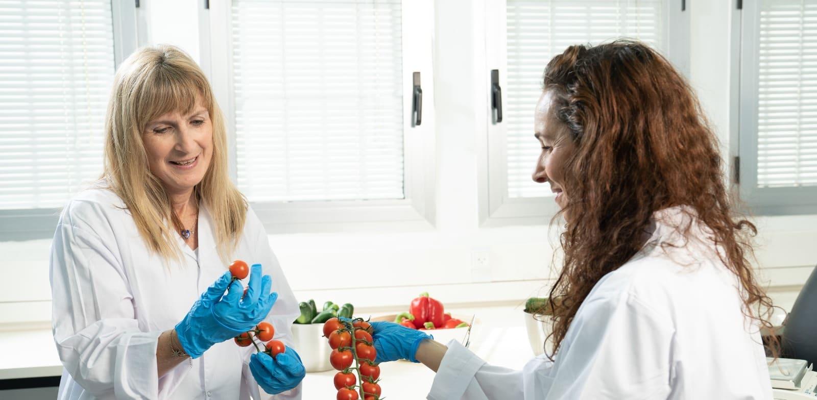 מנכ''לית ומייסדת סופרסקה אפרת פרי (משמאל). ''יותר מ–50% מהפירות והירקות בעולם נזרקים לפח'' / צילום: באדיבות סופרסקה מנכ''לית ומייסדת סופרסקה אפרת פרי (משמאל). ''יותר מ–50% מהפירות והירקות בעולם נזרקים לפח'' / צילום: באדיבות סופרסקה