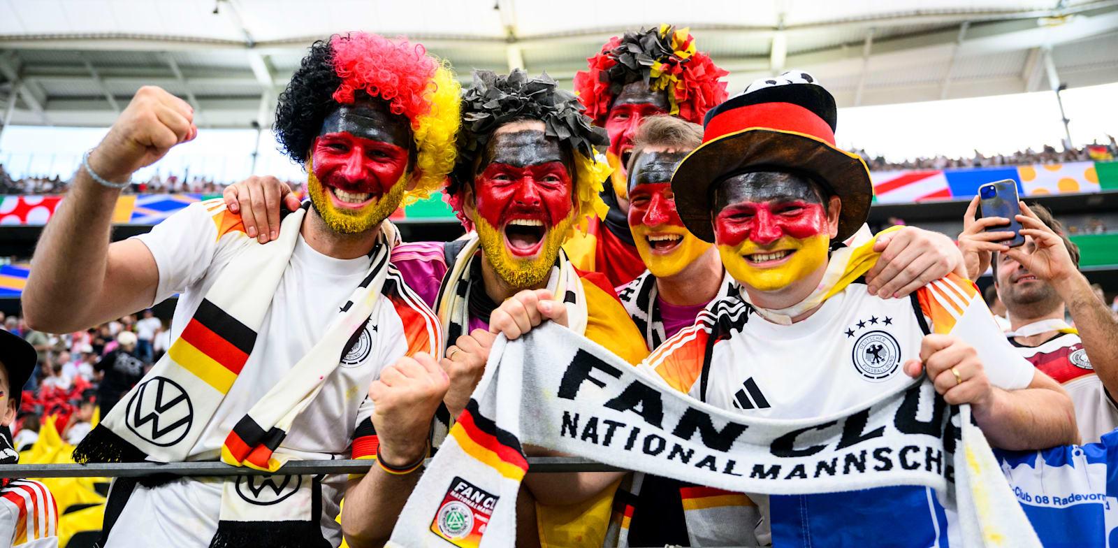 אוהדים גרמנים במשחק מול שווייץ באיצטדיון בפרנקפורט / צילום: Reuters, Tom Weller אוהדים גרמנים במשחק מול שווייץ באיצטדיון בפרנקפורט / צילום: Reuters, Tom Weller