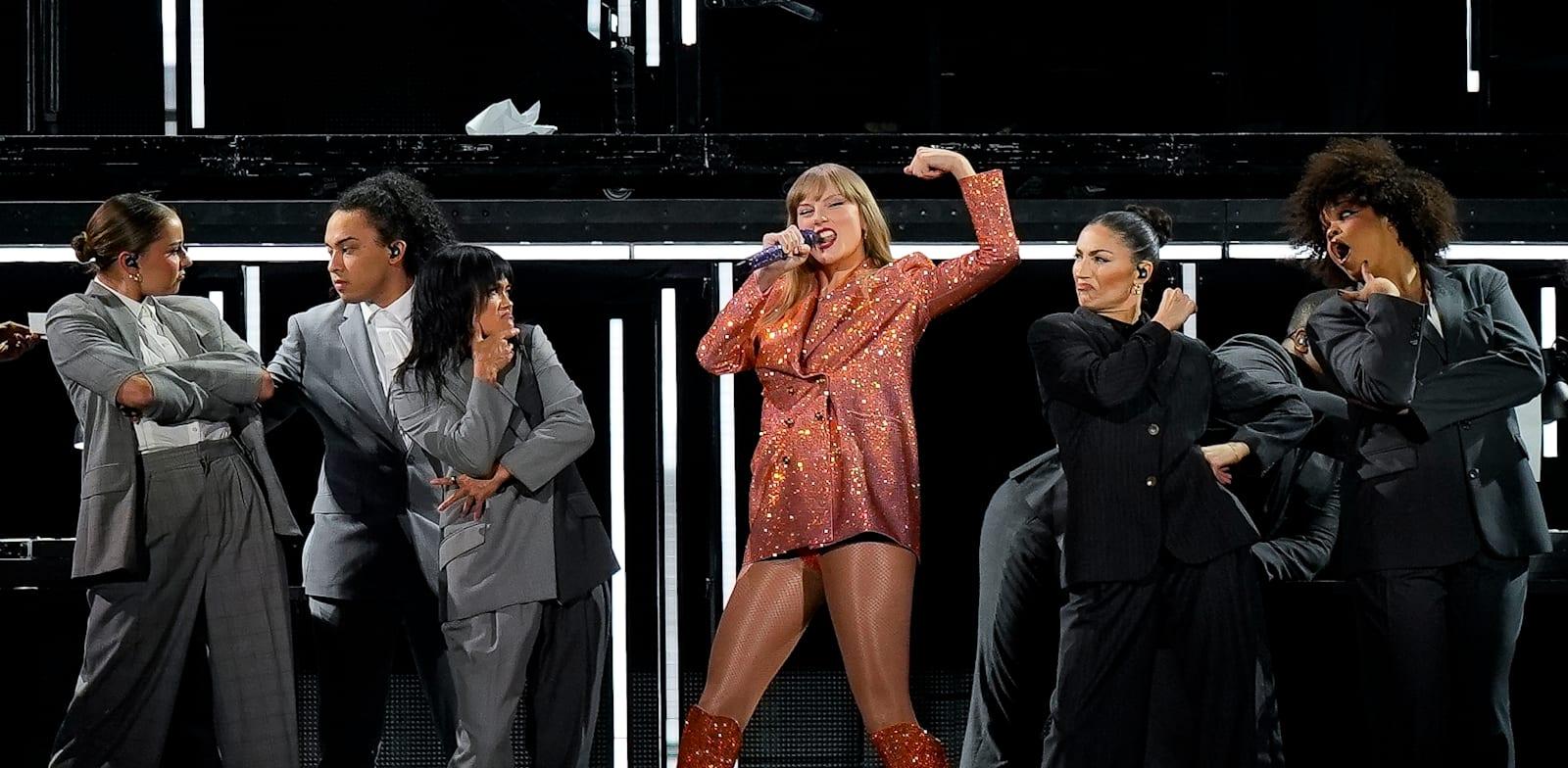 טיילור ספוויט בהופעה בפריז בחודש מאי. תורמת בכל עיר בה היא מופיעה / צילום: ap, Lewis Joly טיילור ספוויט בהופעה בפריז בחודש מאי. תורמת בכל עיר בה היא מופיעה / צילום: ap, Lewis Joly