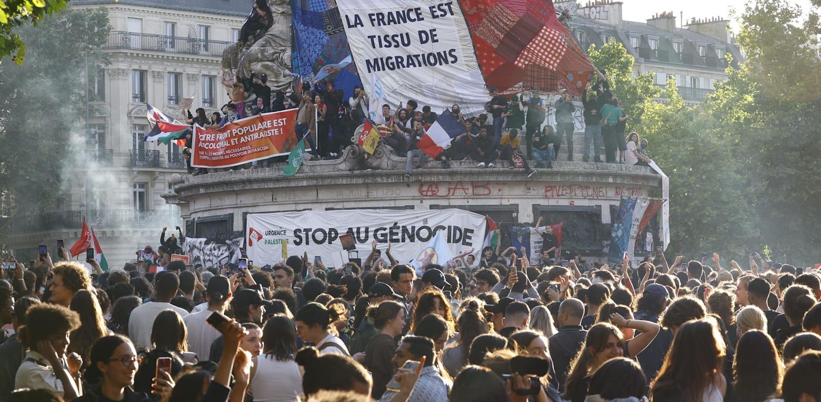 אלפים התאספו בכיכר הרפובליקה בפריז לאחר תוצאות הסיבוב השני של הבחירות, אמש (א') / צילום: Reuters, Kyodo אלפים התאספו בכיכר הרפובליקה בפריז לאחר תוצאות הסיבוב השני של הבחירות, אמש (א') / צילום: Reuters, Kyodo