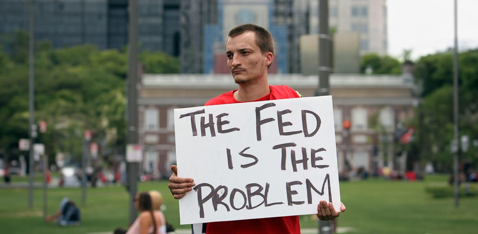 הקריאות ''לבטל את הפד'' הן סיסמת טוויטר קלילה, שהיא גם סכנת חיים / צילום: ap, Joseph Kaczmarek הקריאות ''לבטל את הפד'' הן סיסמת טוויטר קלילה, שהיא גם סכנת חיים / צילום: ap, Joseph Kaczmarek