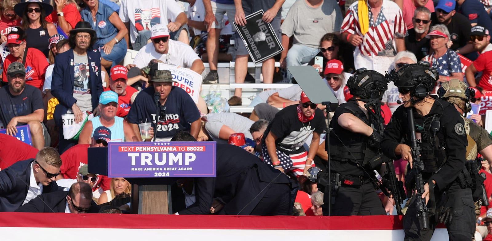 עצרת הבחירות של טראמפ בבאטלר, פנסילבניה. הנשיא לשעבר נראה מתכופף / צילום: Reuters, Brendan McDermid עצרת הבחירות של טראמפ בבאטלר, פנסילבניה. הנשיא לשעבר נראה מתכופף / צילום: Reuters, Brendan McDermid