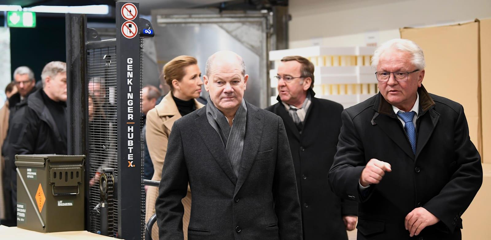 מנכ''ל ''ריינמטאל'' ארמין פאפרגר, שהיה היעד לתוכנית ההתנקשות, לצד קנצלר גרמניה אולף שולץ / צילום: ap, Fabian Bimmer מנכ''ל ''ריינמטאל'' ארמין פאפרגר, שהיה היעד לתוכנית ההתנקשות, לצד קנצלר גרמניה אולף שולץ / צילום: ap, Fabian Bimmer